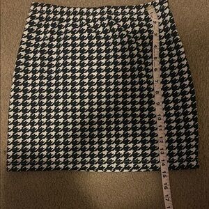 Chic Houndstooth Mini Skirt in Black and White